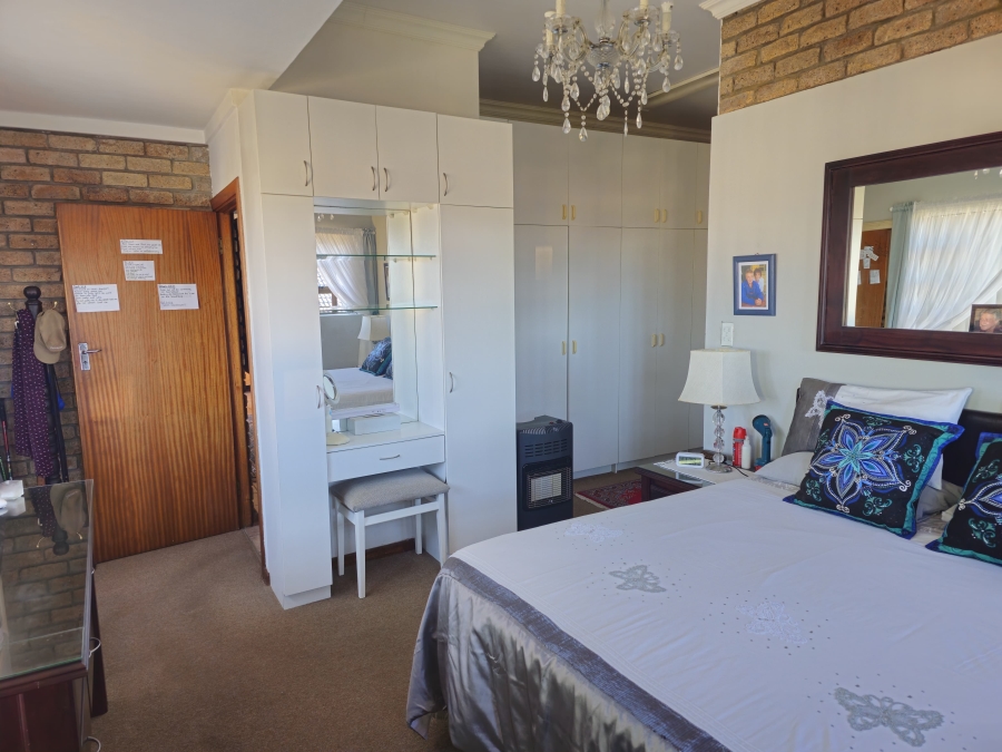 5 Bedroom Property for Sale in Stilbaai Wes Western Cape